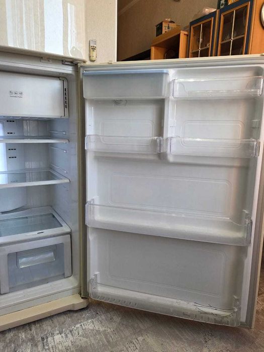 Продам большой холодильник