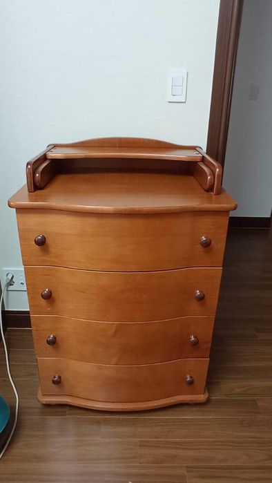 Детская кровать с продольным маятников + комод.