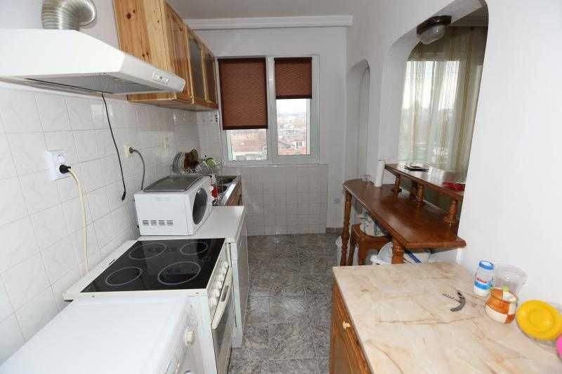 С ПАРКОМЯСТО! Многостаeн апартамент в Центъра