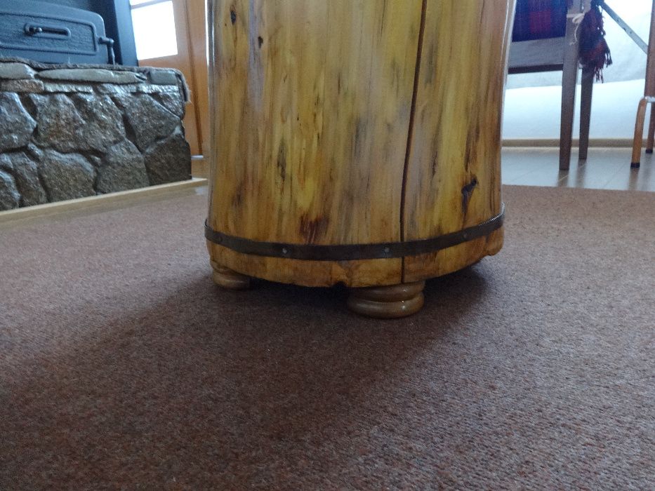 Vand masa rustica din lemn masiv.