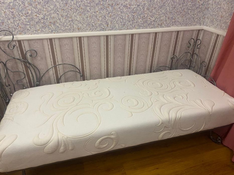 Кованая кровать с матрасом Аскона