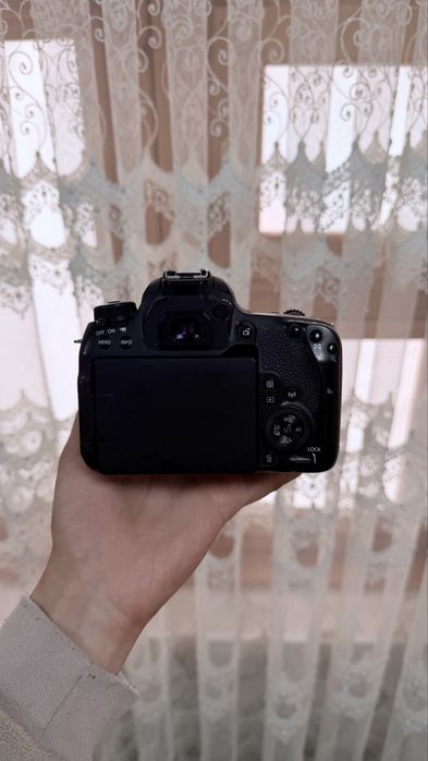 Продаю Canon 77D в отличном состоянии