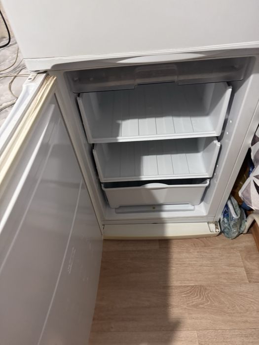 Продам Холодильник indesit