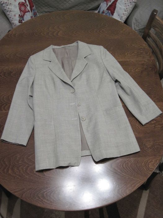 Дамски костюм,спортен,неносен