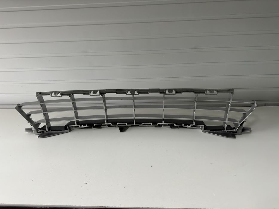 GRILĂ INFERIOARĂ centrala fata  – Peugeot 207 (2006–2012)