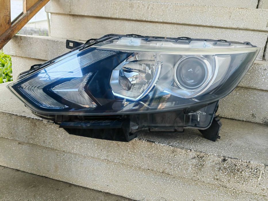 Фар Nissan Qashqai ляв / Фар Нисан Кашкай Халогенен с LED Оригинален