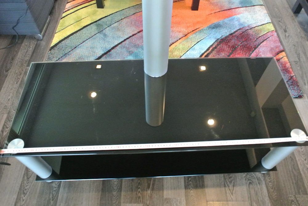 Фирмена стъклена маса за телевизор до 42 инча.