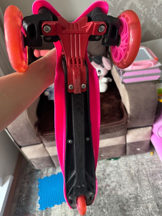 Детский самокат в хорошем состоянии 2000тг.