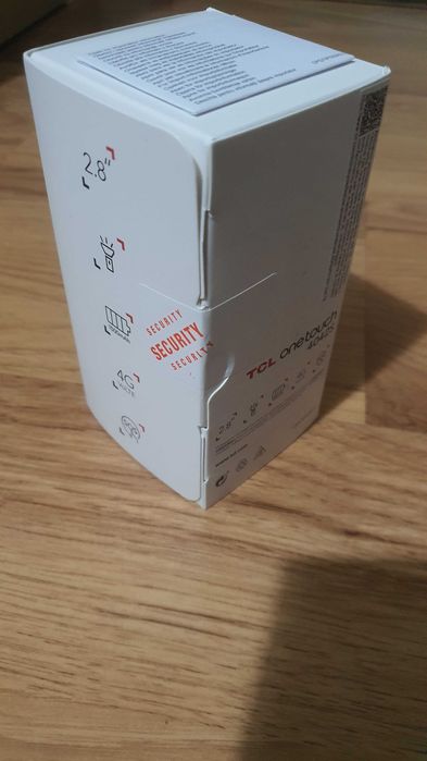 Продавам чисто нов (запечатан) телефон TCL ONETOUCH 4042S