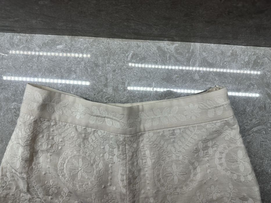 Pantaloni scurti din in cu broderie Zara