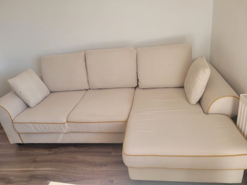 Vând  colțar crem frumos folosit foarte puțin