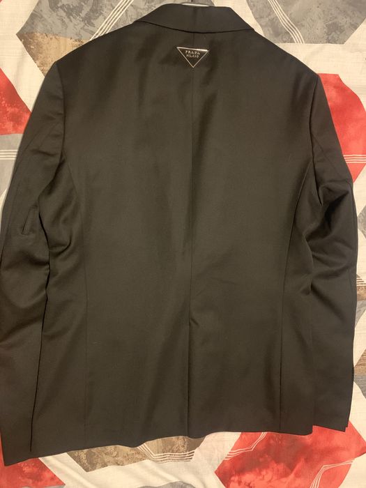 Сако Prada.
