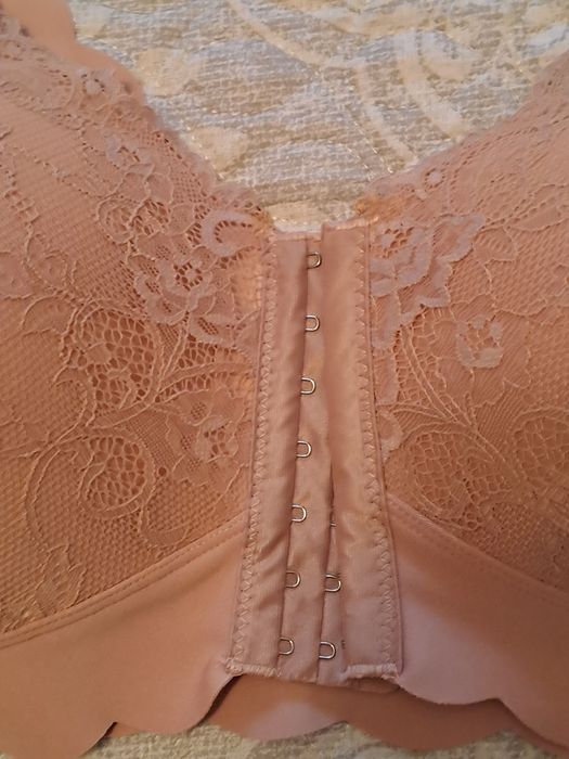 Продаётся женский бюстгальтер,с широкими лямками и застежкой спереди