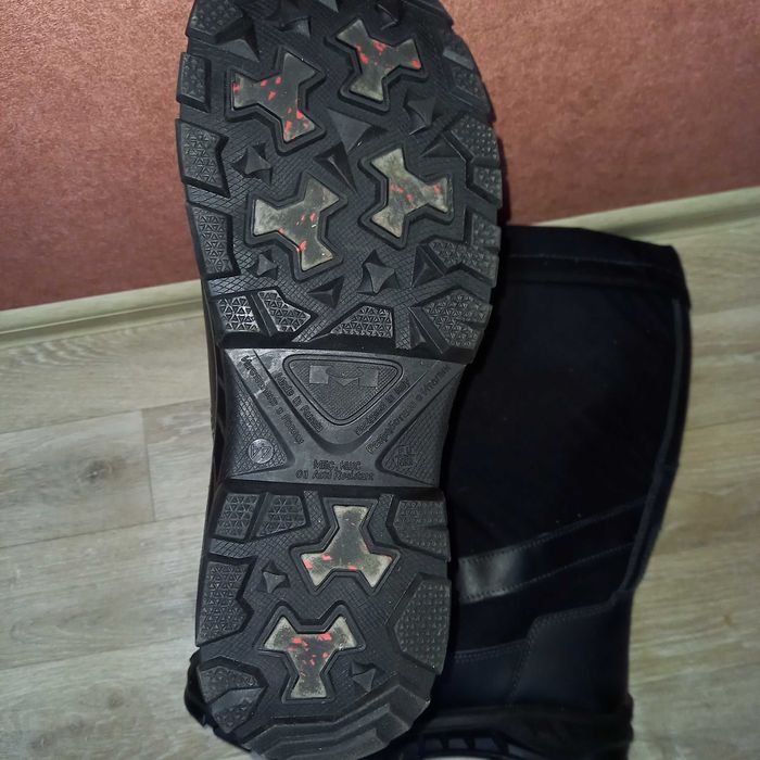 Срочно продам новые теплые сапоги