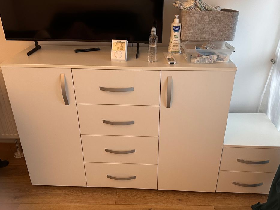 Mobilă alba dormitor