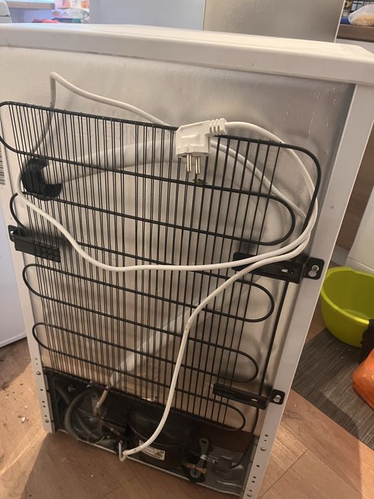 Малък Хладилник с фризер Sharp