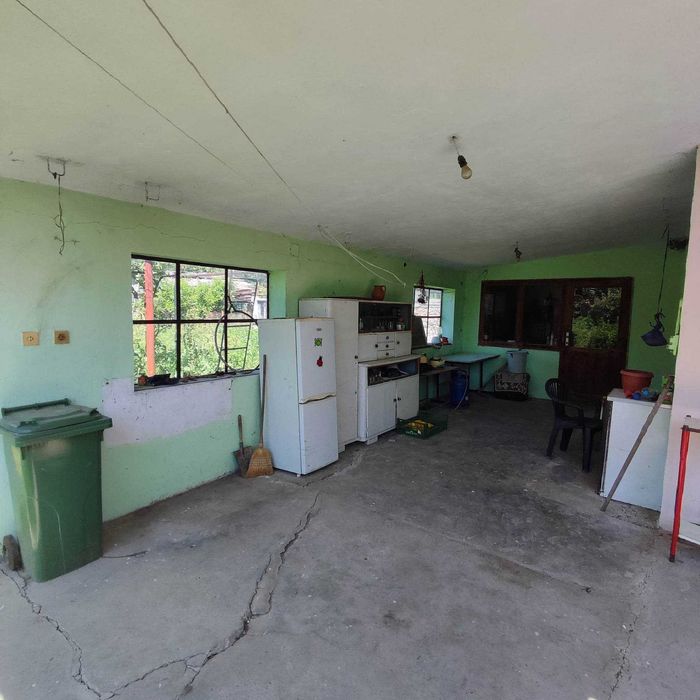 Продава се самостоятелна къща в с. Хан Крум, на 5 км от гр. Шумен