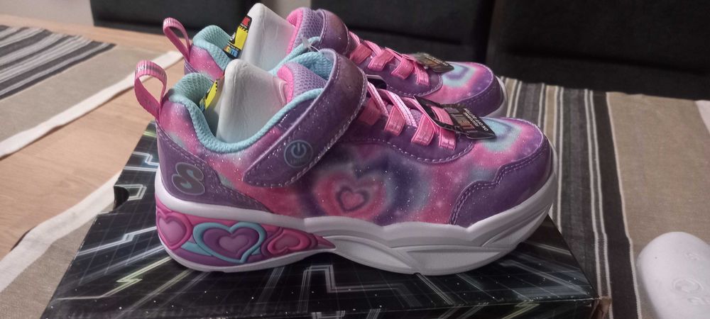 Скечърс светещи нови