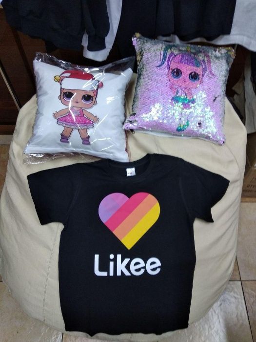 Детские свитшоты (черного цвета) и футболки (белого и черного цвета)