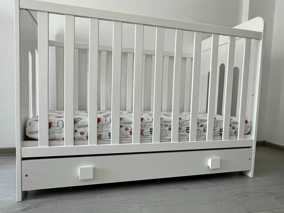 Patut pentru copii BabyMatters Giggles, din lemn masiv, 120x60 cm, cu sertar si saltea de cocos inclusa