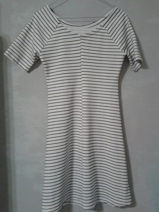 Рокля Zara на бели и черни райета