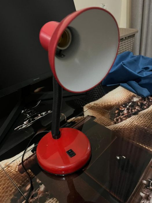 Продаётся лампа настольная