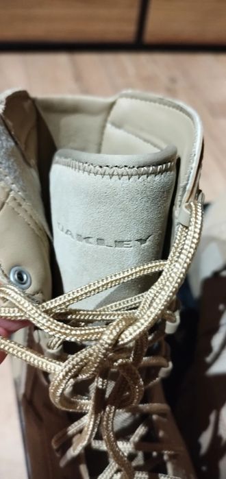 Bocanci vara oakley 44