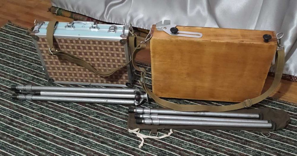 этюдники размеры  40+28+8  и  34+23+8   есть кисточки.