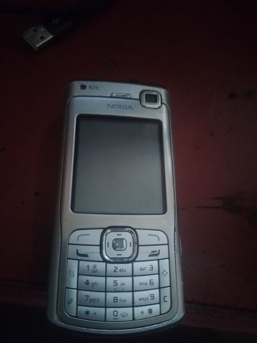 Nokia n70  работает