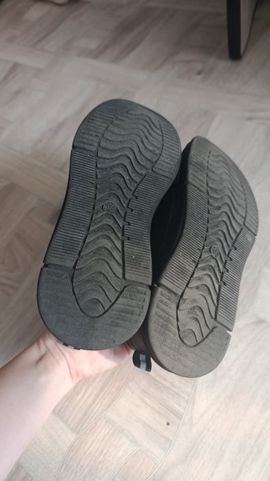 Продам школьную обувь на мальчика