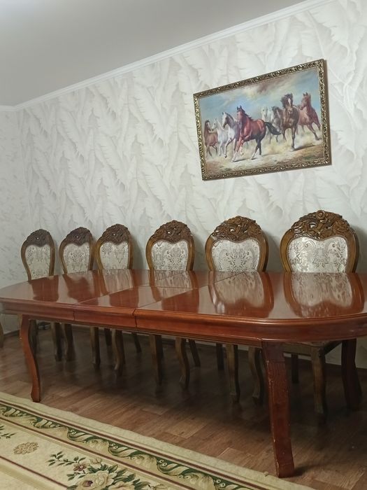 Раздвижной стол со стульями