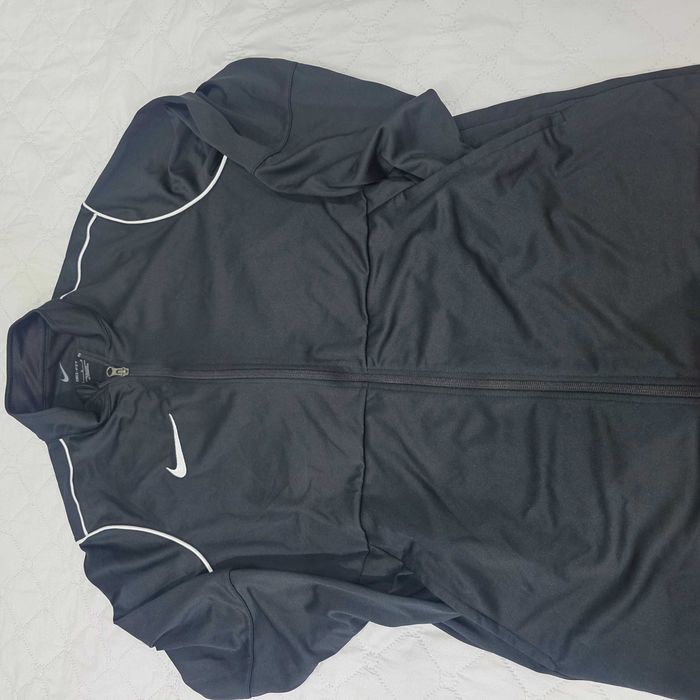 Nike мъжки дрехи р-р М,всички за 89 евро.