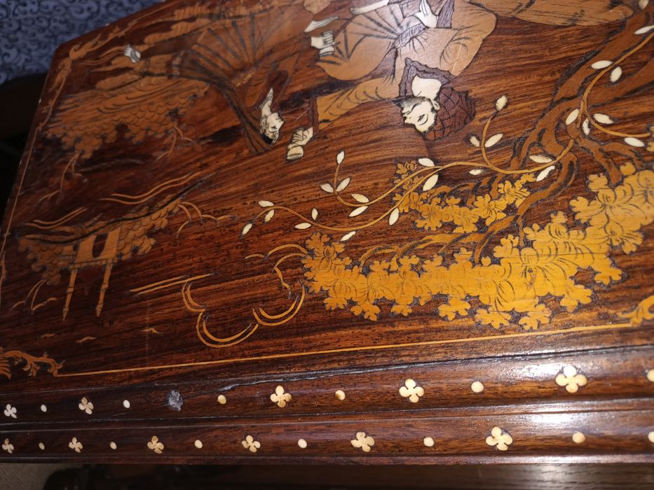Cufăr vechi din lemn de trandafir cu intarsii