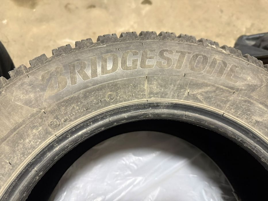 Шины зимние шипы Bridgestone 7000