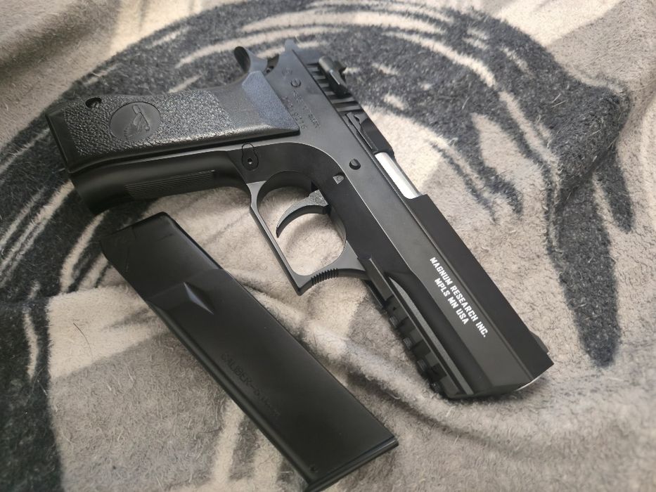 Pistol airsoft in stare impecabila, cu CO2 si este semi automatic