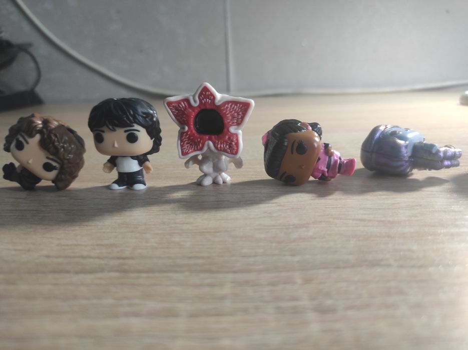 Продам всю коллекцию kinder joy stranger things