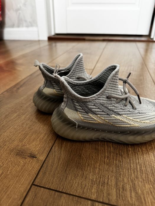 Продам кроссовки изики