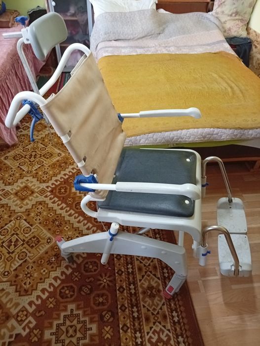 Количка за баня за трудноподвижни хора