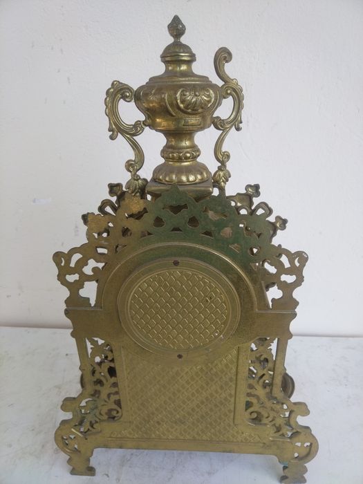 Продавам страхотен антикварен колекционерски бронзов каминен часовник.