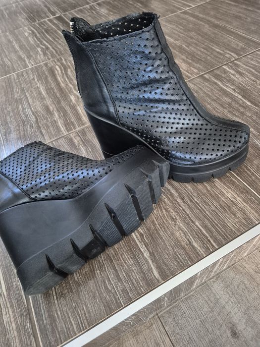 Дамски боти на платформа