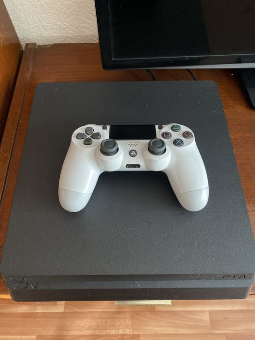 Продам PS4 slim-1TB