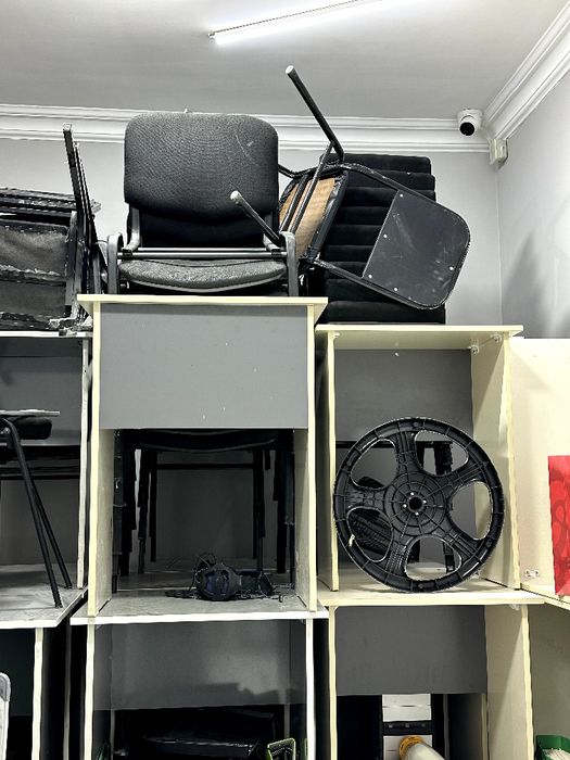 Ofis mebellari sotildi