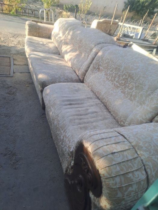 Угалог диван сотилади.