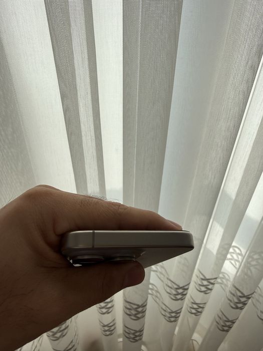 iPhone 15 pro. 128 GB. Silver. Ekranda dog’i bor