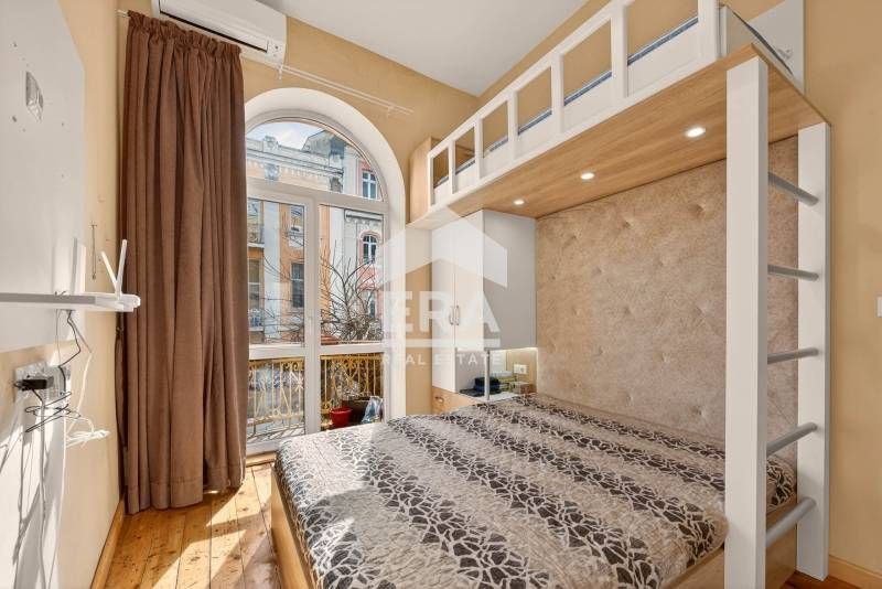 Тристаен, ексклузивен, обзаведен апартамент за продажба, представляващ