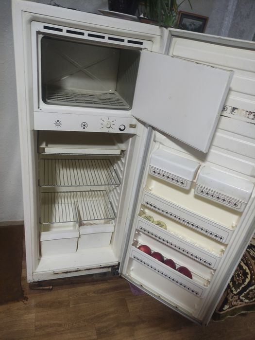 Продаётся два холодильника цена за штуку 800000