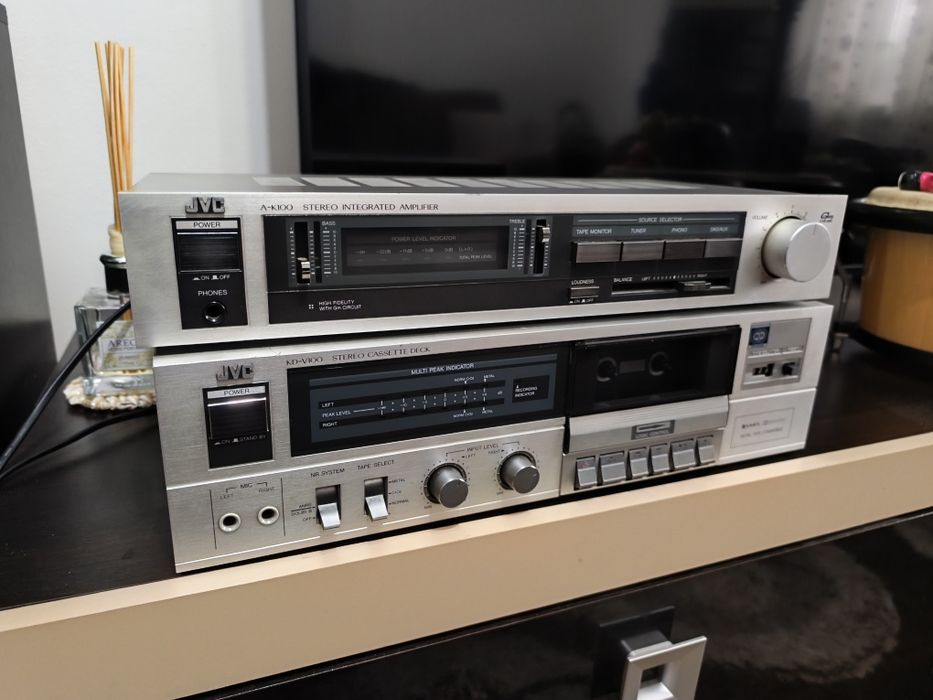 Linie JVC compusă din amplificator și Deck