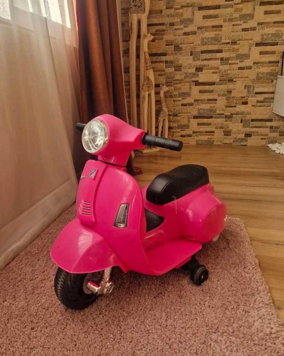 Акумулаторен мотор и vespa розов
