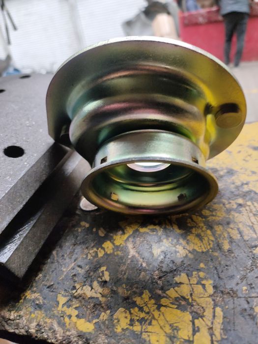 Мазда 323  старушка опора чашки амортизаторыа