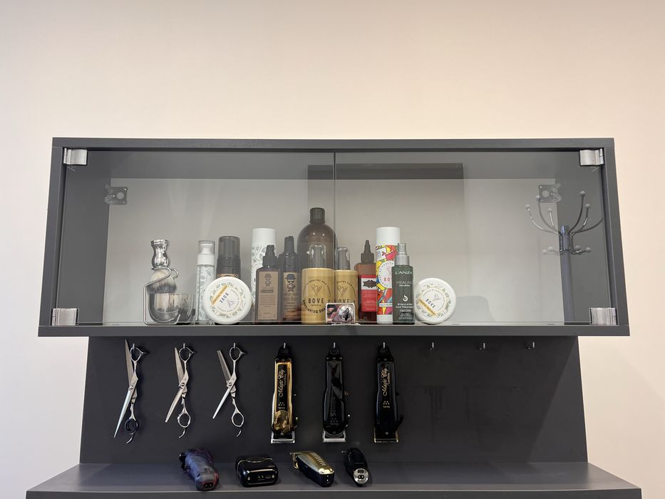 Рафт за козметични продукти и машинки